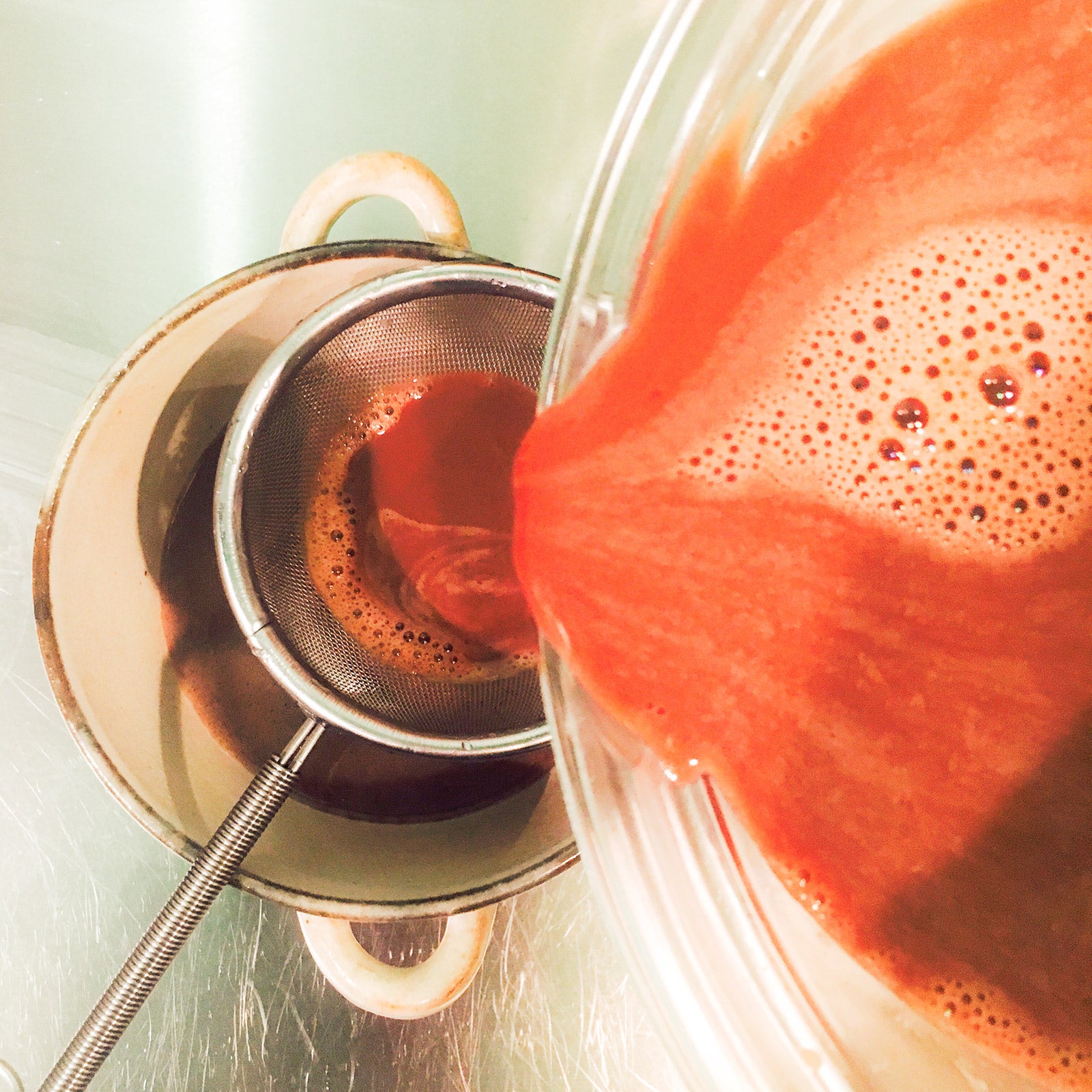 手順2：茶こしで漉し、ココットに注ぎ入れる／画像提供：柏原歩