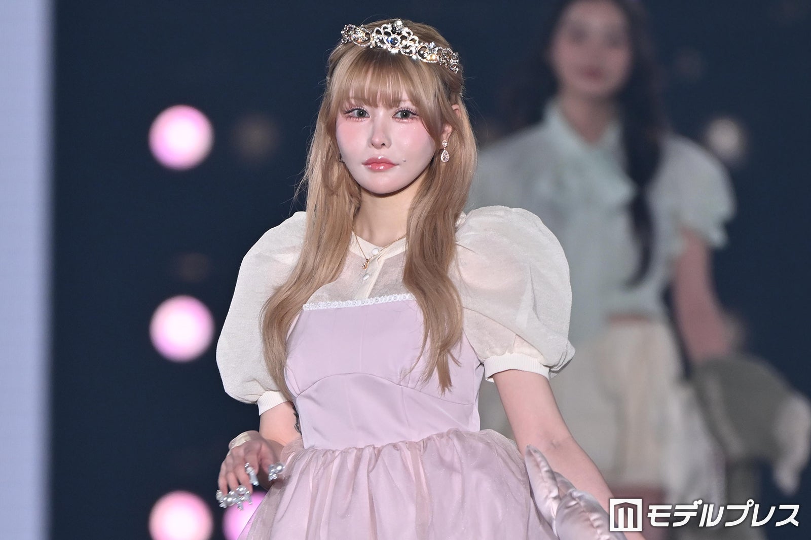 戦慄かなの、タトゥーのぞく姫ルック レースソックスで美脚輝く【関コレ2026S/S】