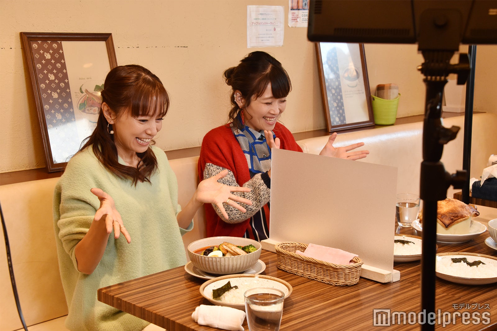 鈴木亜美、ロシアン佐藤 （C）モデルプレス