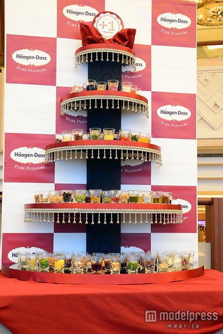 100種類のトッピングがお披露目