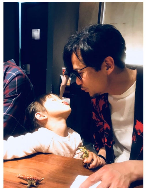 女の子とキス顔をする稲垣吾郎 （C）モデルプレス