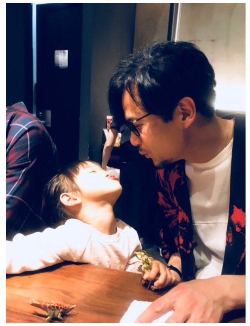 女の子とキス顔をする稲垣吾郎 (C)モデルプレス