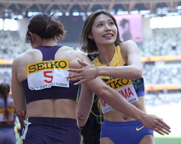 陸上 女子ハードラーが互いをたたえあったシーン 先輩から受け継がれたスタイル 福部真子が中島ひとみとハグ＆田中佑美の頭をナデナデ