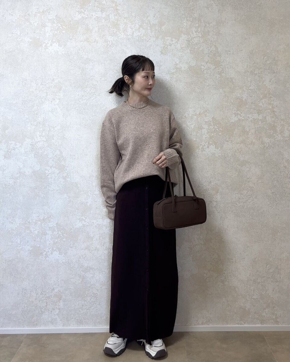 ユニクロスフレヤーンクルーネックセーター　ブラウンのグラデーションコーデ