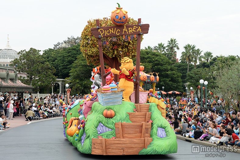 華やかなパレード「ハッピーハロウィーンハーベスト」／プーさんのフロート