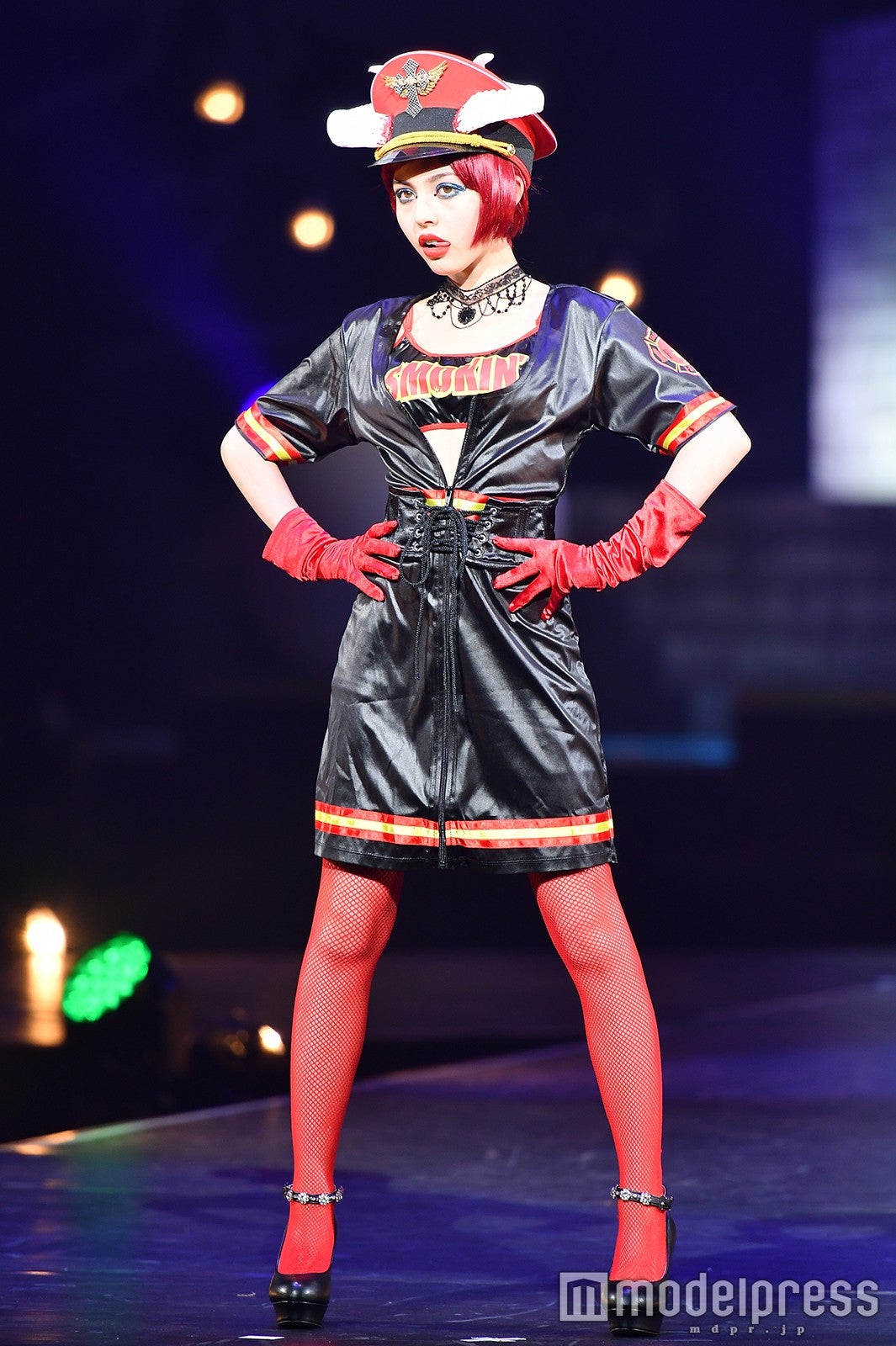 加藤ナナ、赤髪＆肌見せでイメージ一新　挑発的“ダークポリス”に変身