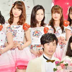AKB48（左から：横山由依、柏木由紀、島崎遥香、入山杏奈、加藤玲奈）、戸塚純貴、吉岡里帆（C）モデルプレス