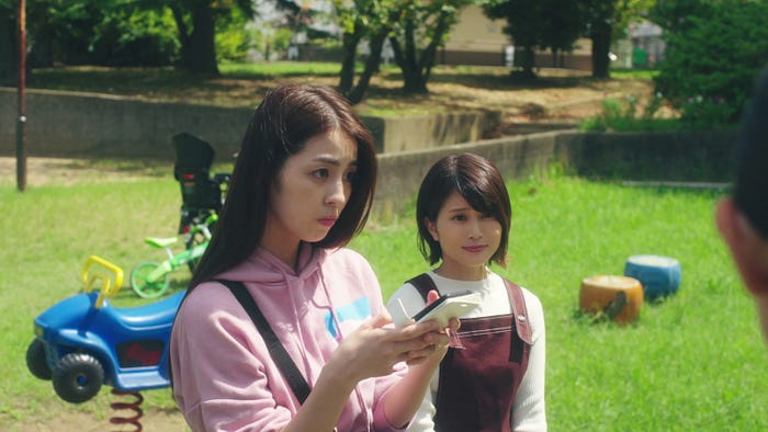 柳ゆり菜、佐津川愛美/「夫婦円満レシピ~それでも夫を愛している~」第1話より(C)「夫婦円満レシピ~交換しない?一晩だけ~」製作委員会