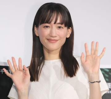 綾瀬はるか 純白ワンピで爽やか登場 AIの占い結果に驚き「当たってるかも」