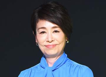 安藤優子67歳 ZARAコーデに黒ビーサンの上品カジュアル私服で外出「お手本」「素敵スタイル♥」「シンプル見えの攻め」反響
