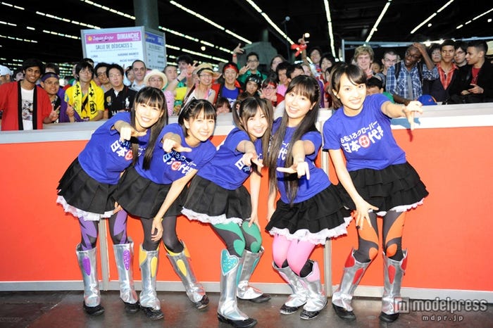 ファンへのサイン会やフランスメディアからのインタビューも実施