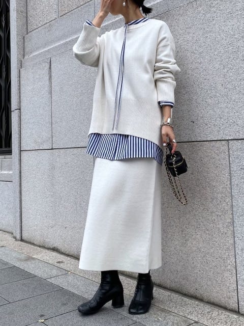 レディース　コーディネート　コーデ　着こなし　トレンド　おしゃれ　お洒落　オシャレ　2023　春　春先取り　シャツ　ニットアップ　セットアップ　ニット　白ニット　カーディガン　スカート　レイヤード　ストライプシャツ　ブルー
