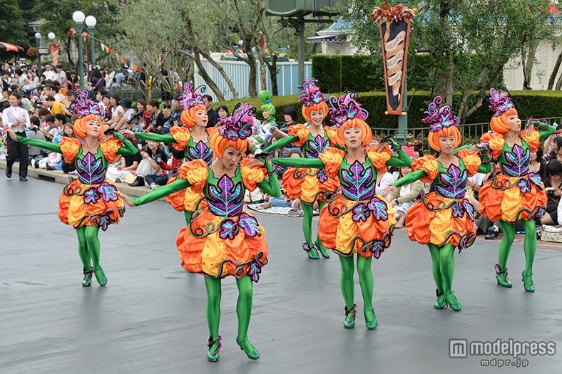 華やかなパレード「ハッピーハロウィーンハーベスト」