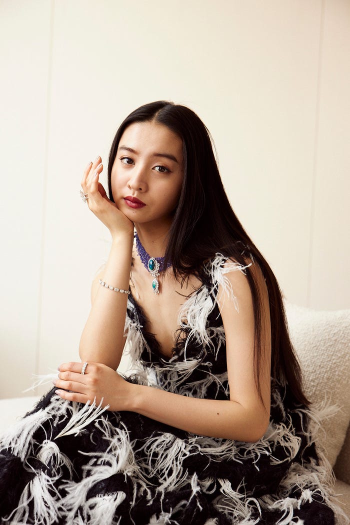 <Kōki,(こうき)プロフィール>2003年2月5日生まれ。ファッション誌「ELLE JAPON」(ハースト婦人画報社)7月号表紙でモデルデビュー。デビュー作の主演映画「牛首村」(2021)では一人二役という難役を演じたことが評価されブルーリボン賞新人賞を受賞した。「女神降臨」(Before:2025年3月20日/After:2025年5月1日)など話題作の公開が控えている。モデル、女優のほか作曲家としても活動している。