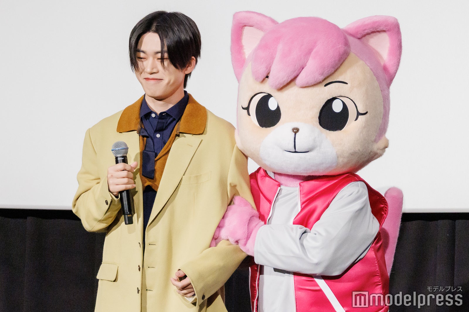 木全翔也と腕組むにゃっきい（C）モデルプレス