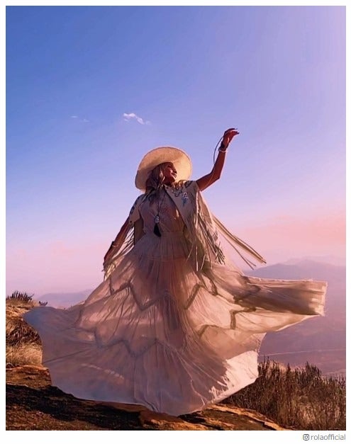 ローラ、スラッと美脚透ける動画に絶賛の声「女神みたい」