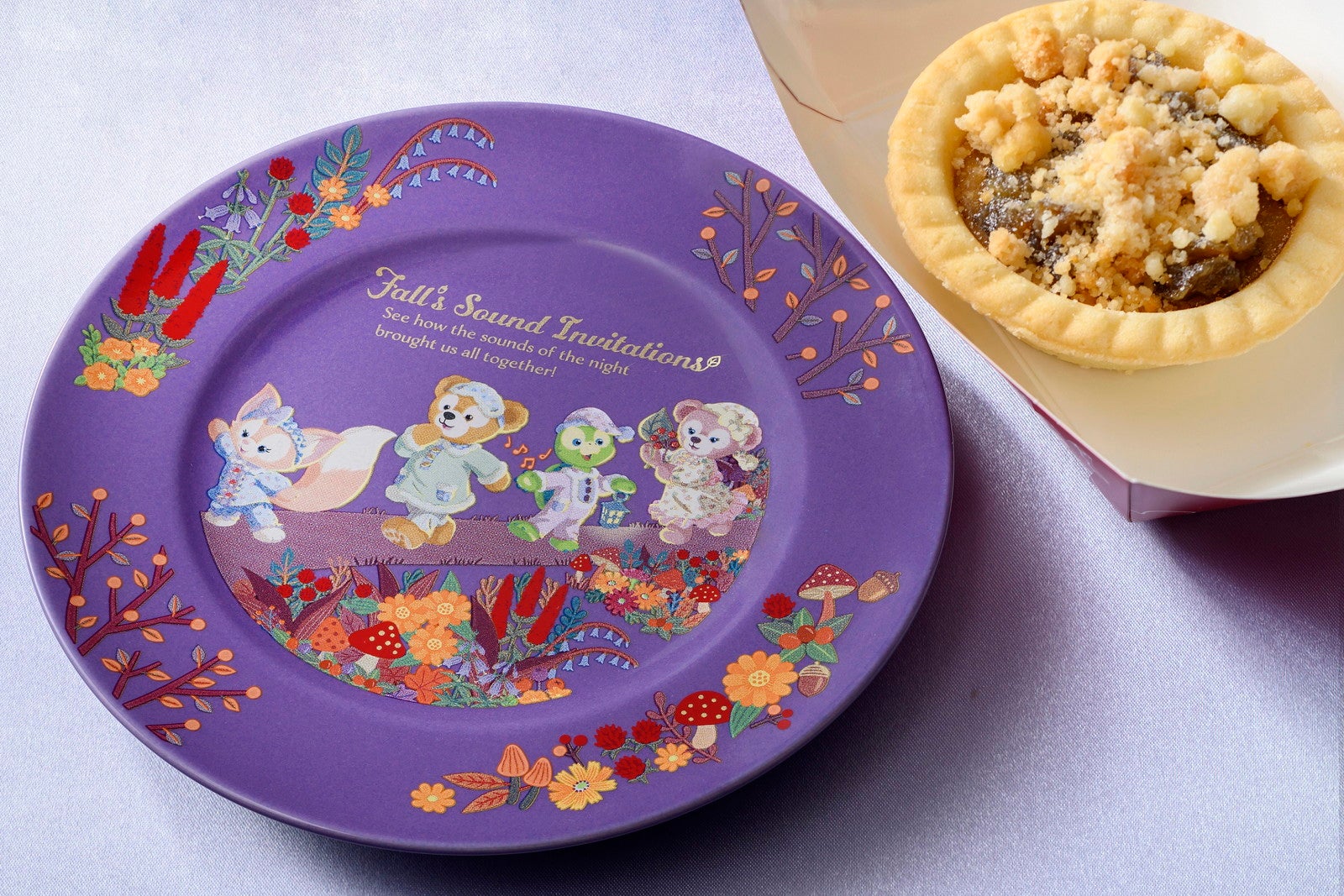 マロンタルト、スーベニアプレート付き1個550円スーベニアカップ付き（プラス750円）（C）Disney