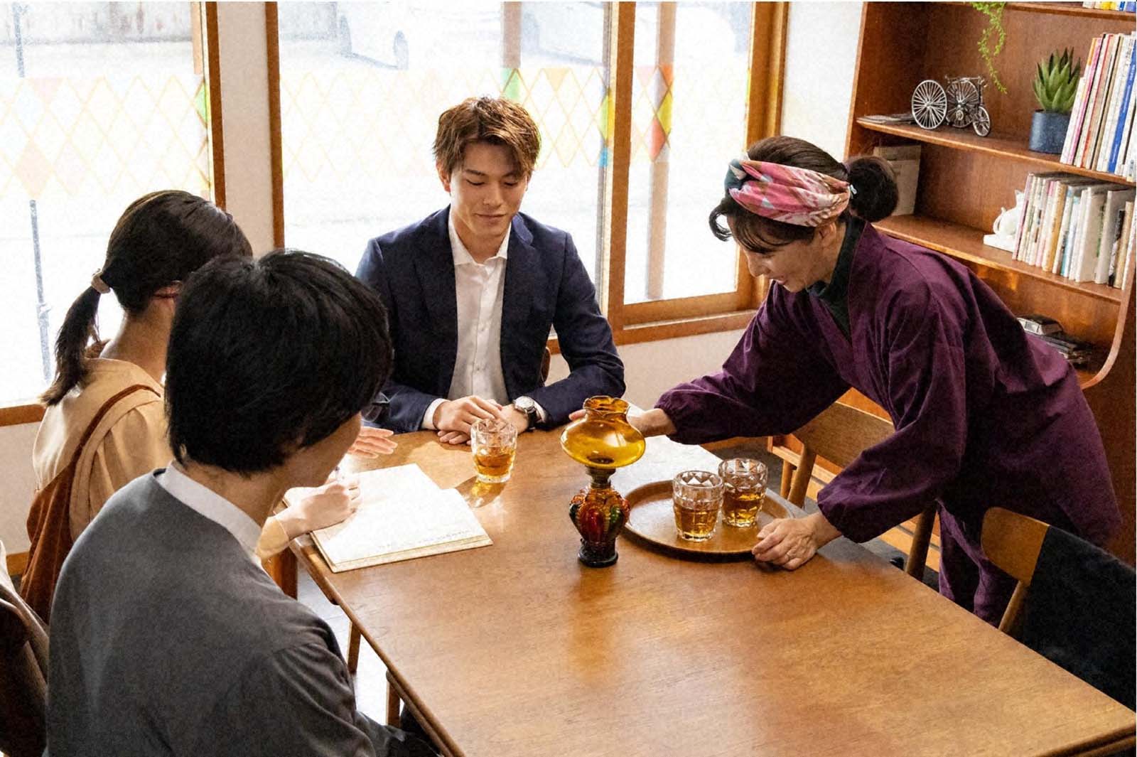 （左から時計回りに）鈴木仁、山下美月、松大航也、中島ひろ子「さらば、佳き日」第5話より（C）「さらば、佳き日」製作委員会