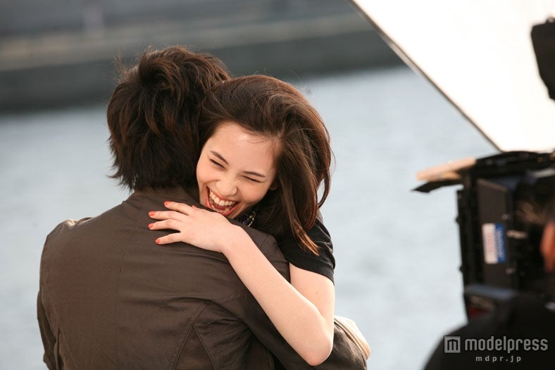 水原希子、安藤政信／資生堂「TSUBAKI」ヘッドスパ新CMメイキングショット