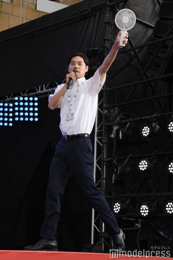 ハンディーファンを掲げながら登場した戸塚純貴(C)モデルプレス