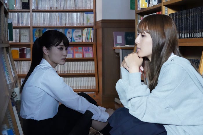 山下美月、浅川梨奈(C)井龍一・伊藤翔太/講談社(C)ytv