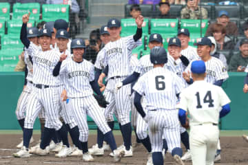 【センバツ】激闘の九州国際大付－神戸国際大付 両校監督がベンチ前でたたえ合う→選手も互いに頭を下げる 逆転サヨナラ打の吉田「ありがとうと」