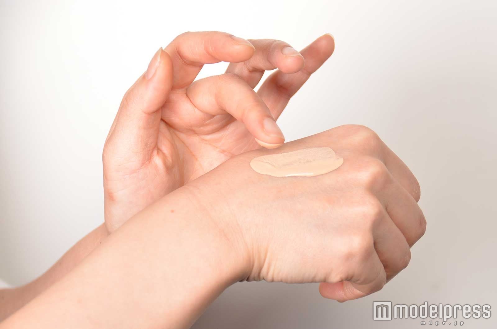 すーっと伸びのいいテクスチャー （C）モデルプレス