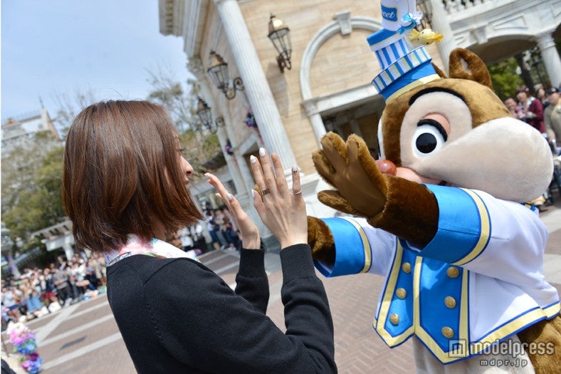 「イースター・イン・ニューヨーク 」でキャラクターと手遊び（TDS）／モデル：福間文香