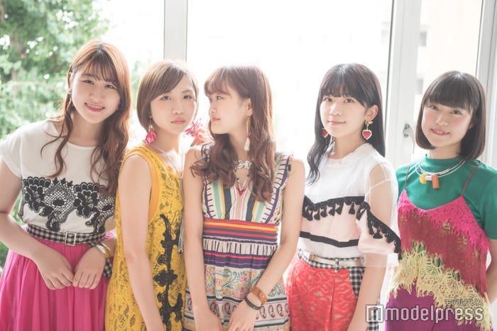 見つめる…(左から)かれん、MAYU、芹奈、manaka、アサヒ(C)モデルプレス