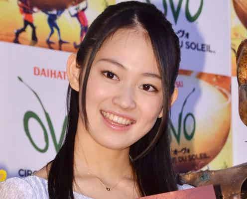 国民的美少女・吉本実憂、大人の魅力で美脚披露