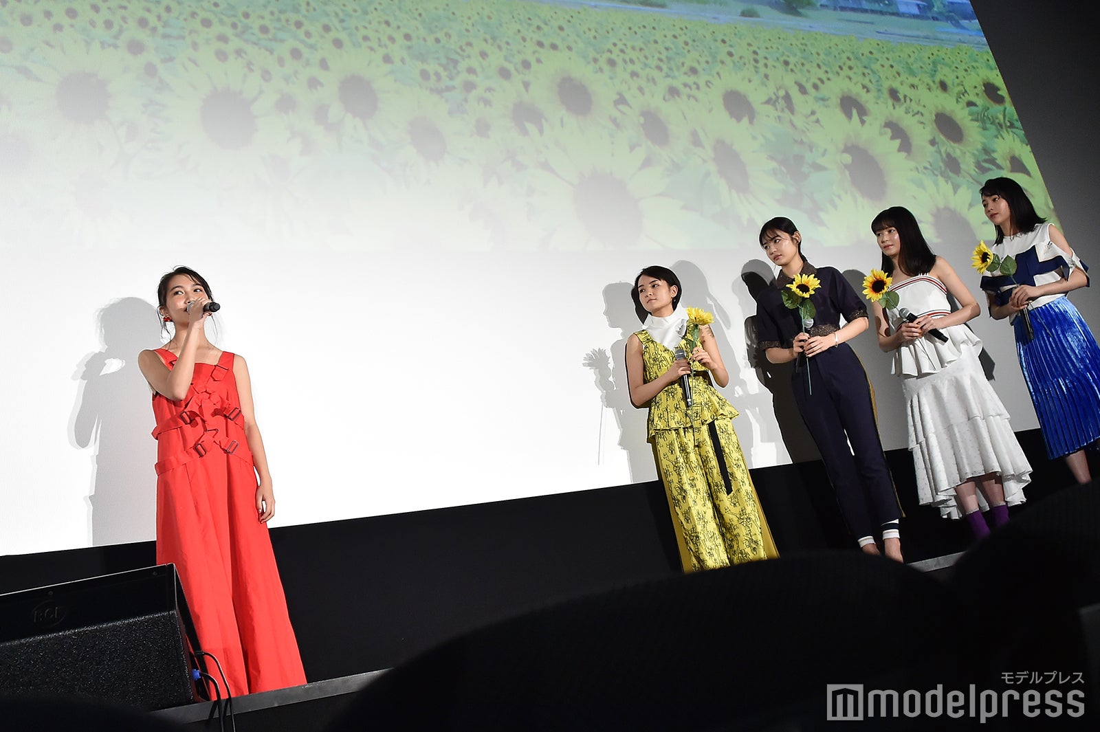 井上苑子のステージを見守る葵わかな、古畑星夏、久間田琳加、秋田汐梨 （C）モデルプレス