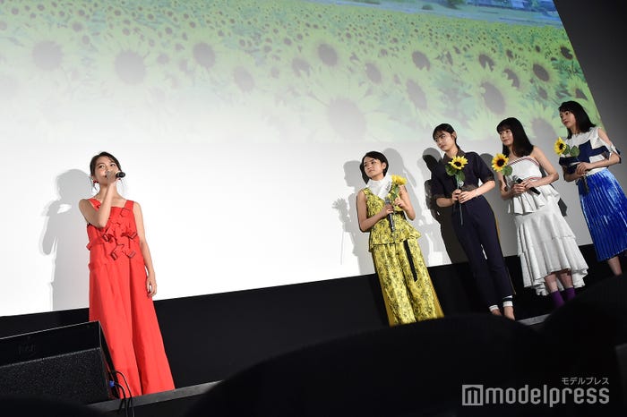 井上苑子のステージを見守る葵わかな、古畑星夏、久間田琳加、秋田汐梨 (C)モデルプレス