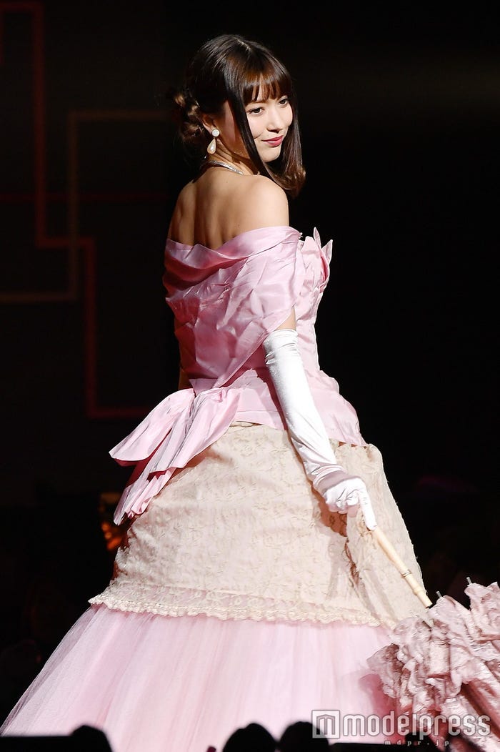 マリー・アントワネット風衣装で登場した八木アリサ（C）モデルプレス
