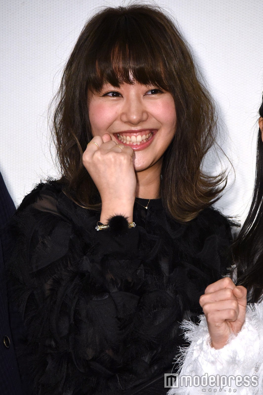 NMB48上西恵の“美乳”を解説 同期・門脇佳奈子が熱弁 - モデルプレス