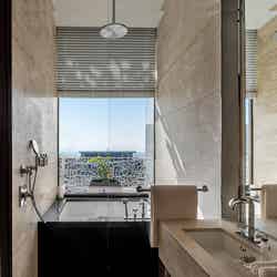 スイート バスルーム/画像提供:ブルガリ ジャパン