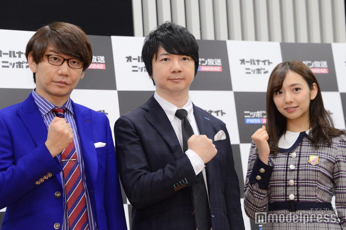 会見の様子(左から)三四郎(小宮浩信、相田周二)、新内眞衣 (C)モデルプレス