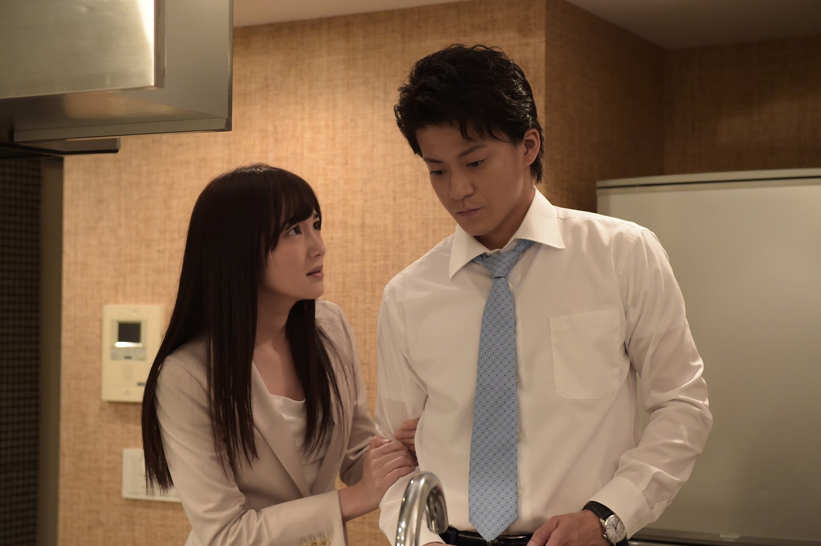 高梨臨、小栗旬（C）2016「代償」製作委員会