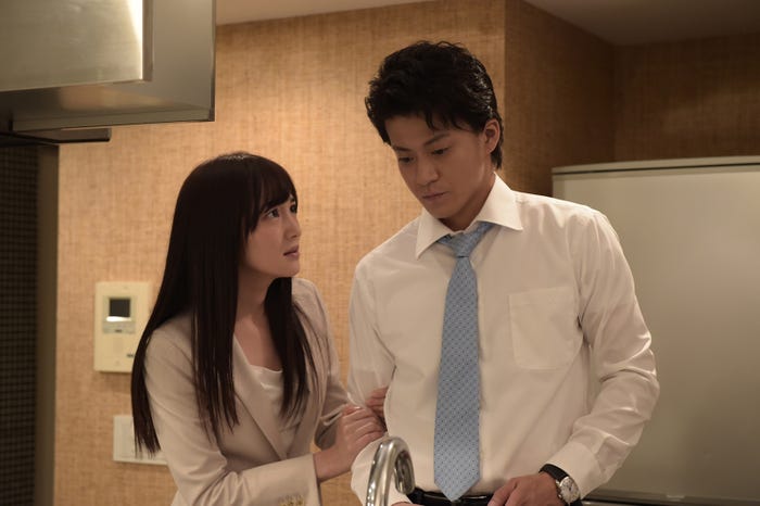 高梨臨、小栗旬(C)2016「代償」製作委員会