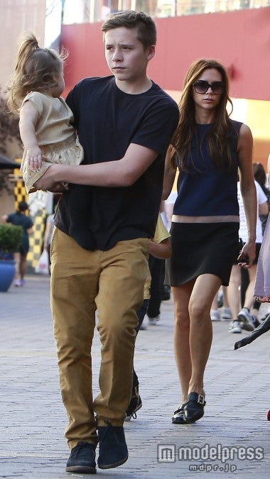 昨年11月、フラットシューズで歩いているところがパパラッチされたヴィクトリア。FameFlynet / Zeta Image