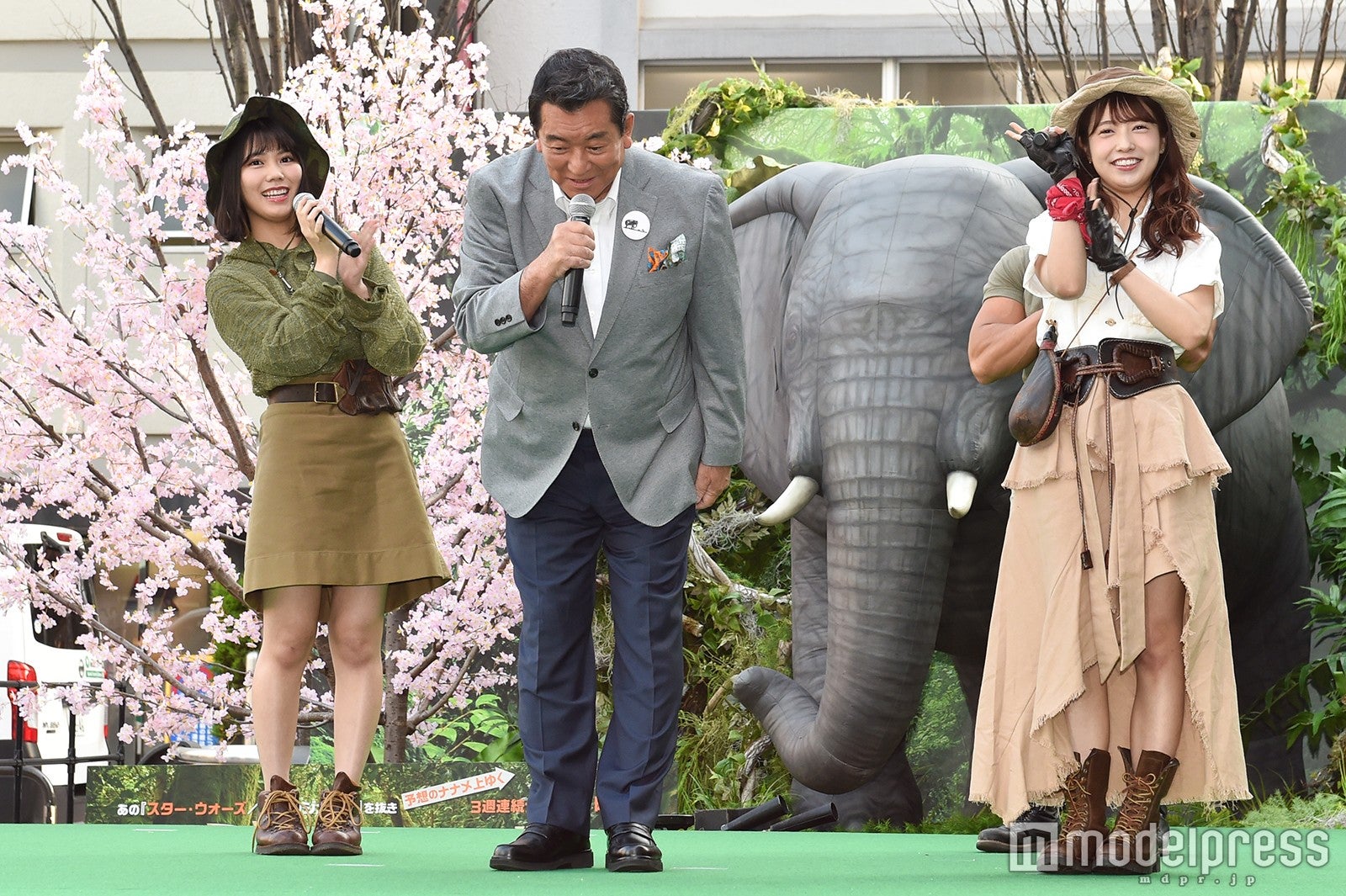 （左から）川後陽菜、加山雄三、斉藤優里（C）モデルプレス