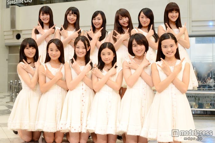 X21「明日への卒業」リリース記念イベント(3月22日・池袋サンシャインアルパ)(上段左から)小澤奈々花、泉川実穂、末永真唯、籠谷さくら、山木コハル、若山あやの(下段左から)田中珠里、白鳥羽純、吉本実憂、井頭愛海、長尾真実、上水口萌乃香