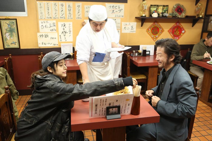 山本美月、浅野忠信(画像提供:フジテレビ)