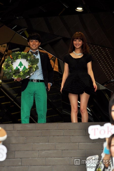 ピース・綾部祐二にエスコートされながら登場した佐々木希