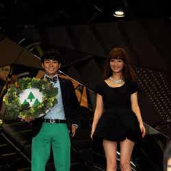 ピース・綾部祐二にエスコートされながら登場した佐々木希