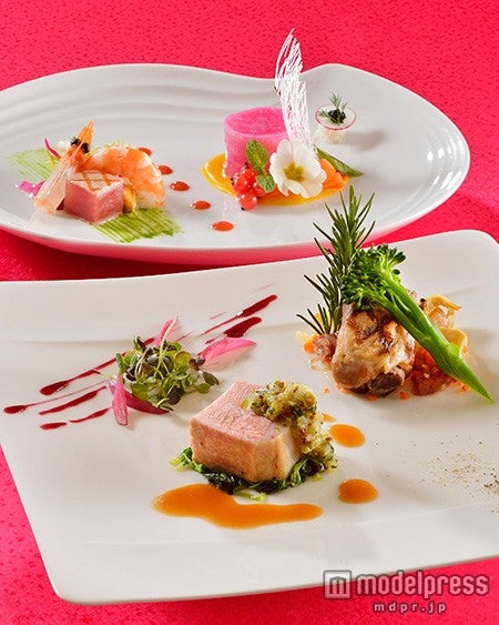 ホテルミラコスタ内「ベッラヴィスタ・ラウンジ」、“ディズニー・イースター”ディナーコース／（C）Disney