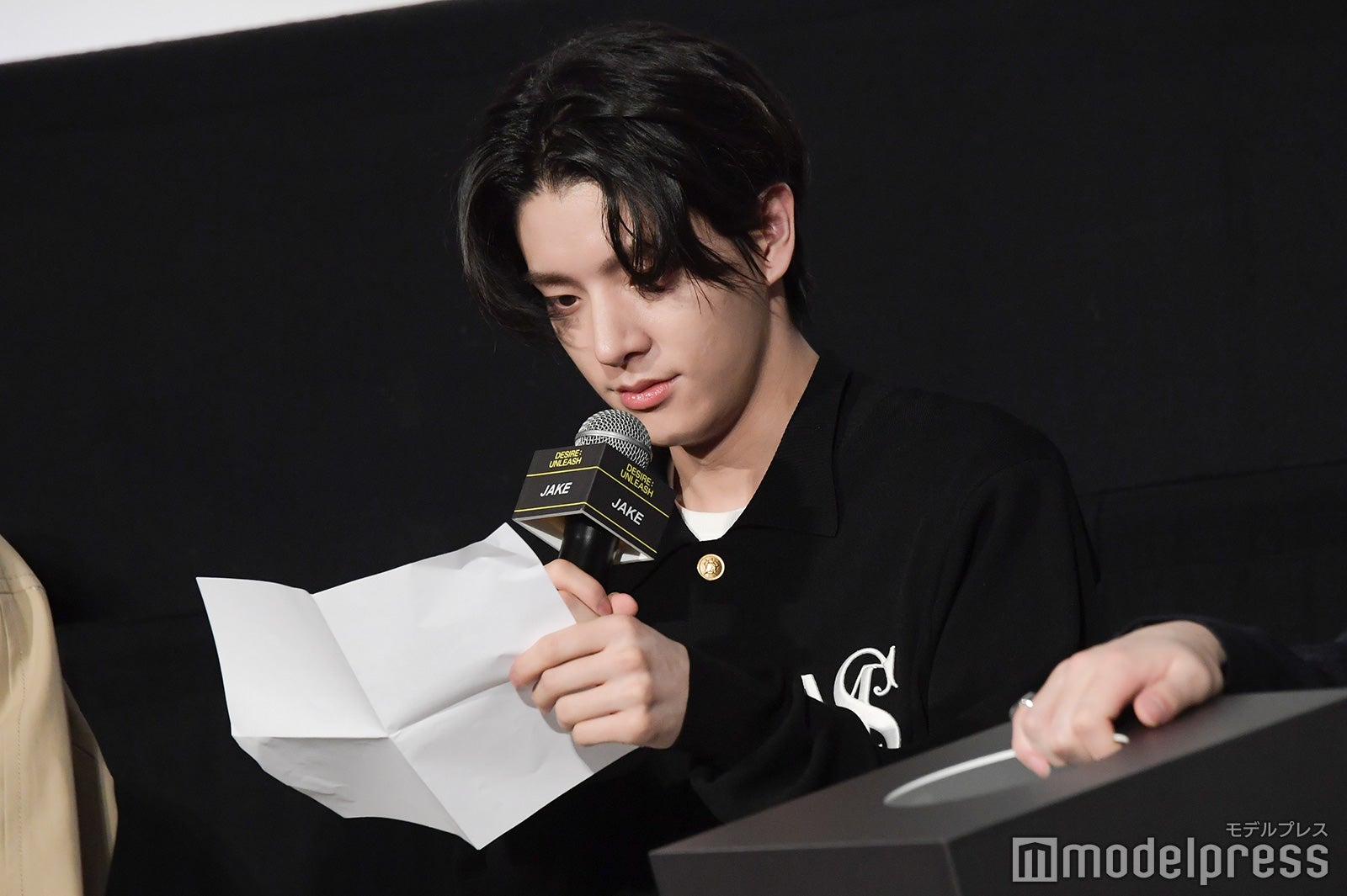真剣に質問を読み上げるJAKE（ジェイク）（C）モデルプレス