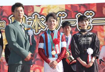 鈴木憲和農水相がダービー表彰式に出席 「本当に特別。涙が止まりませんでした…」 自身のXに投稿 ロブチェンの杉山晴師と同い年の44歳