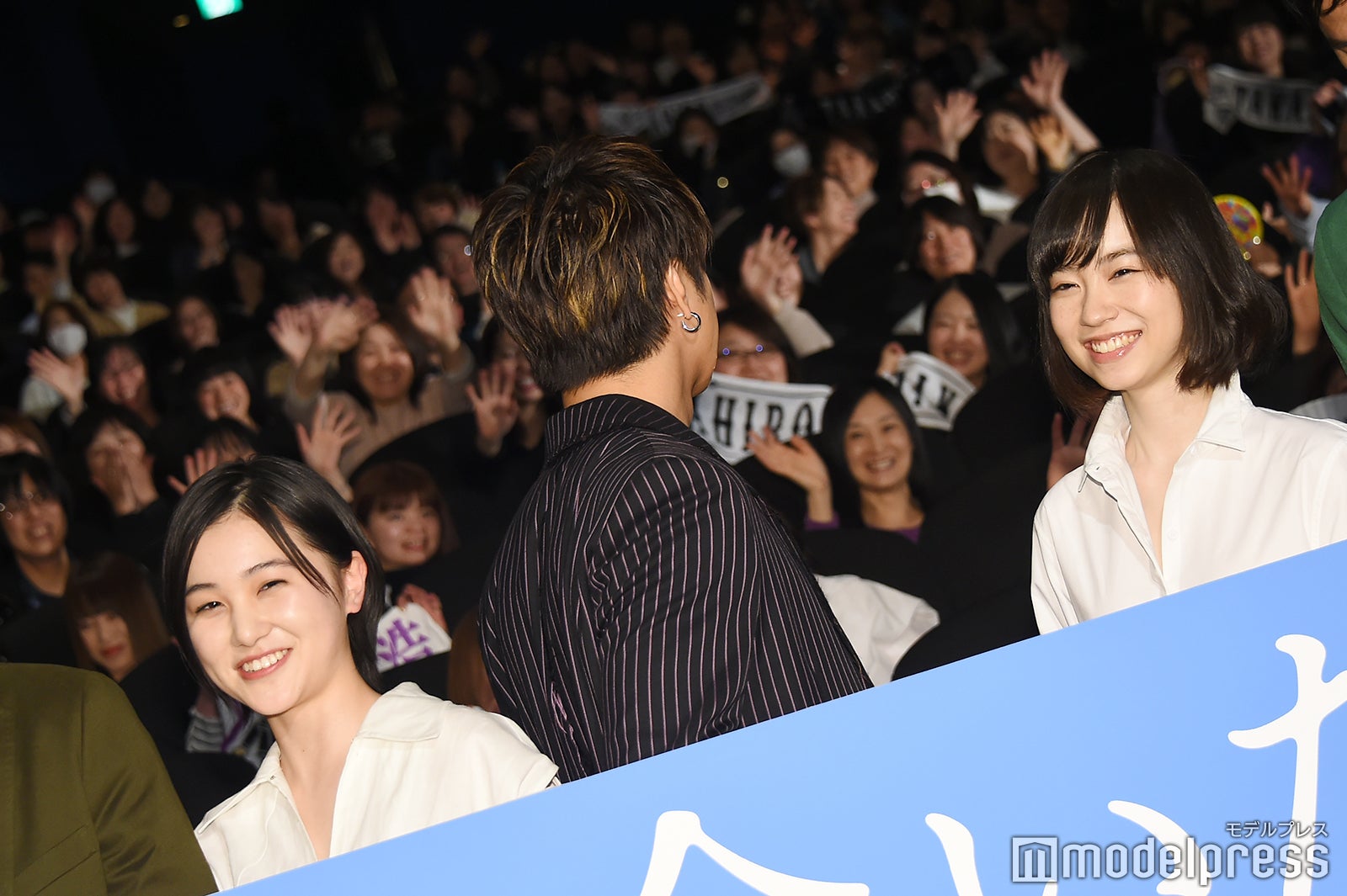 観客の方を振り返るTAKAHIRO （C）モデルプレス