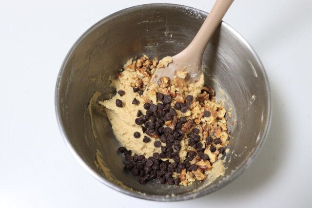 ナッツとチョコチップのクッキー　レシピ　チョコチップを混ぜる