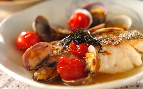ご飯と相性抜群、酒で蒸して刻みのりをかける「和風アクアパッツァ」